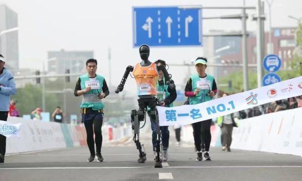 天诚配资 2时40分42秒跑完半马！你能跑赢人形机器人吗？